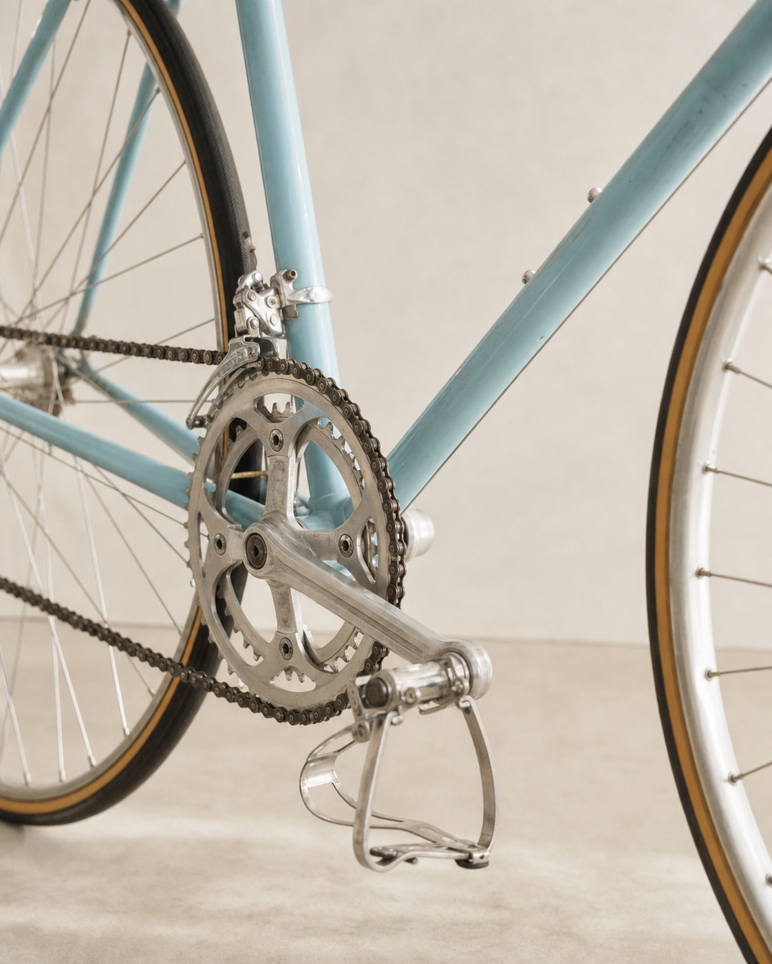 Close view of the Bianchi Folgore drivetrain showing its chainrings, front derailleur, crank and pedal