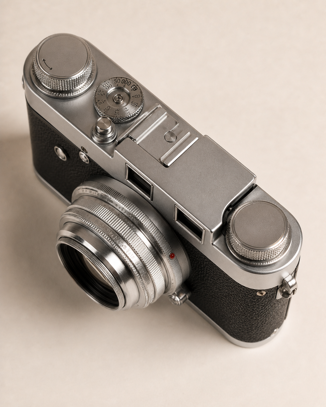 Leica camera controls and rangefinder detail