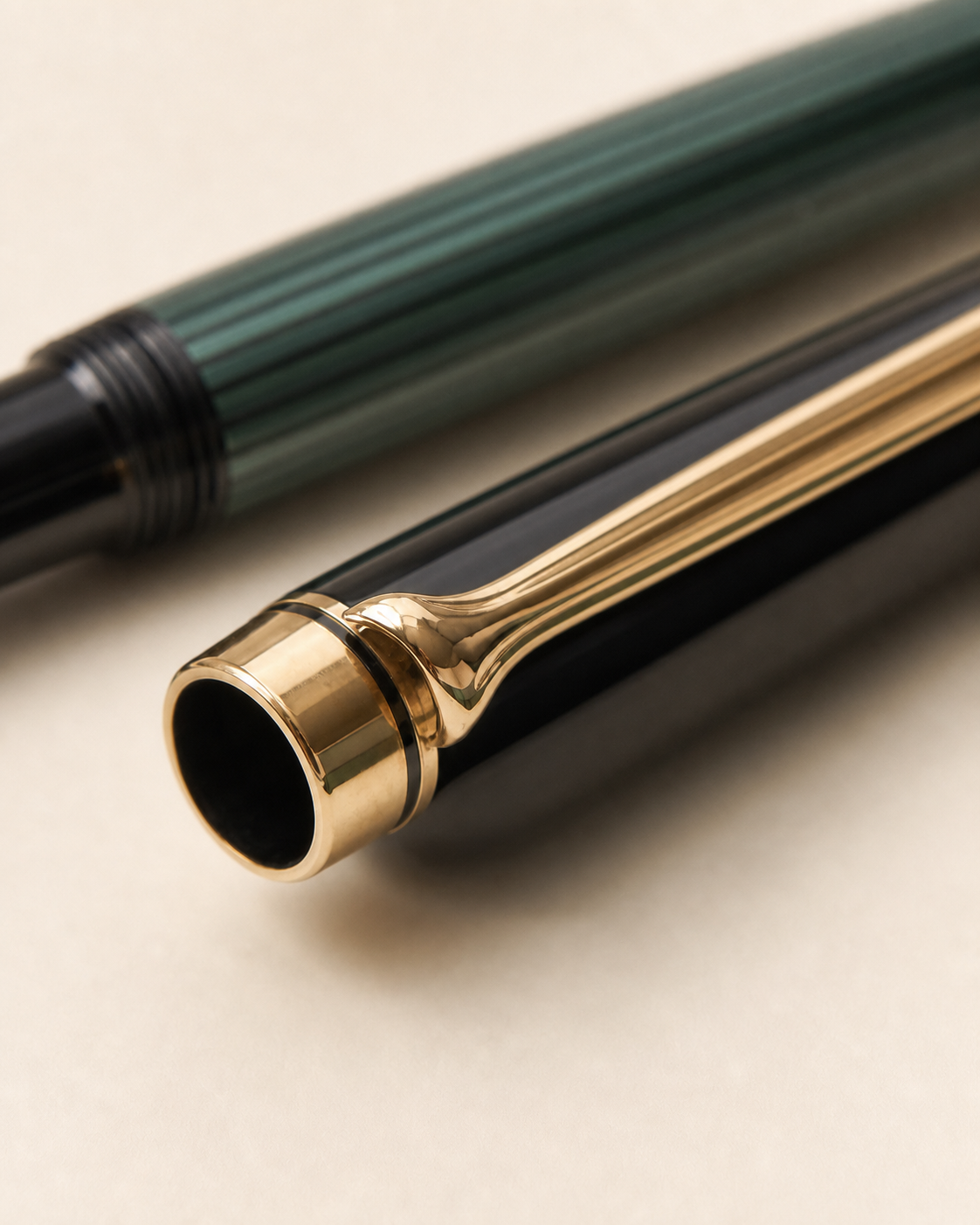 Close view of the Pelikan 400NN cap showing its gold clip, cap band and threaded opening